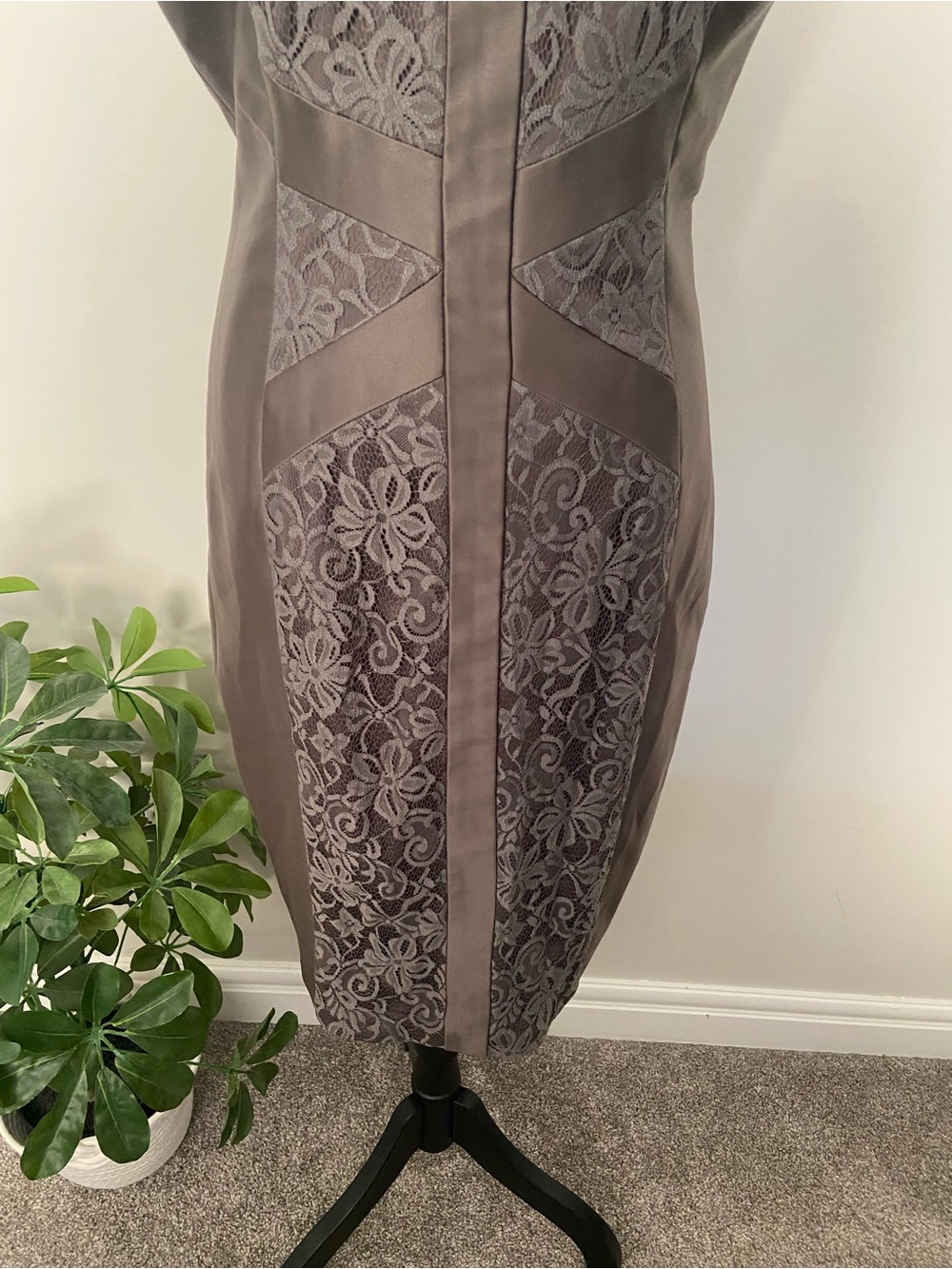 Signature by Sangria Grey Satin & Lace Panel Sheath Cocktail Dress NWOT size 8 - Picture 3 of 15